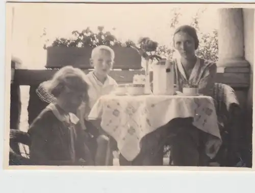 (F11638) Orig. Foto Pirna Copitz, Kaffeekränzchen a.d. Balkon 1930