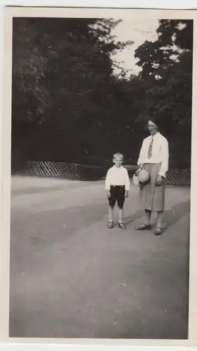 (F11636) Orig. Foto Pirna, Frau m. Junge auf Promenade 1930