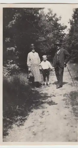 (F11632) Orig. Foto Graupa, Personen wandern im Graupaer Wald, Frühjahr 1930