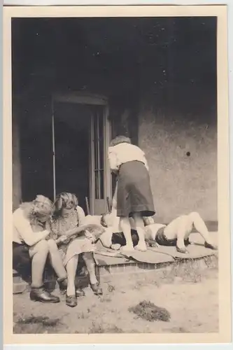 (F11427) Orig. Foto Eggesin, RAD-Lager, Frauen am Eingang eines Wohnhauses 1944