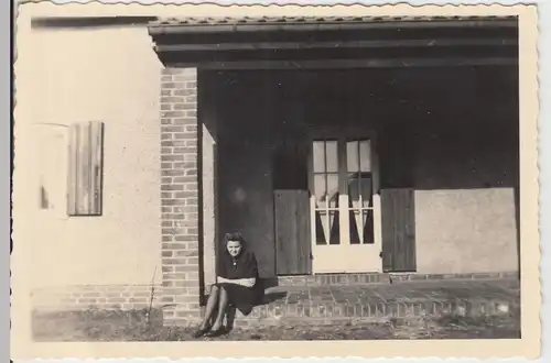 (F11418) Orig. Foto Eggesin, RAD-Lager, junge Frau sitzt v. e. Wohnungseingang 1