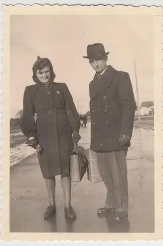 (F11405) Orig. Foto junge Frau m. Tasche u. Mann m. Paket a. Straße in Eggesin 1