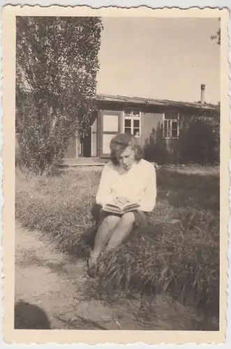 (F11400) Orig. Foto RAD-Lager Bannemin, junge Frau Christel ließt Buch vor Barac