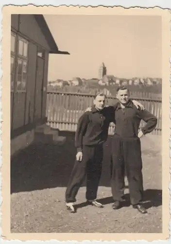 (F11212) Orig. Foto RAD in Wolfhagen b. Kassel, junge Männer an Baracke 1940