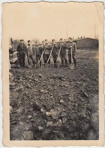 (F1110) Orig. Foto Wehrmacht-Soldaten, Baubrigade mit Schaufeln, 1940er