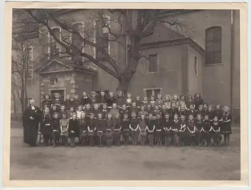 (F10870) Orig. Foto Zwenkau, Gruppenbild im Freien, Konfirmation 1950/60er