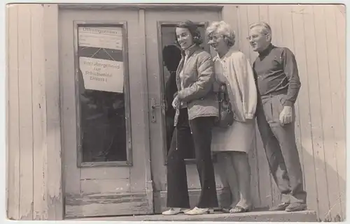 (F10840) Orig. Foto Personen vor e. DDR-Geschäft "Nur schubweise Einlass!" 1950/