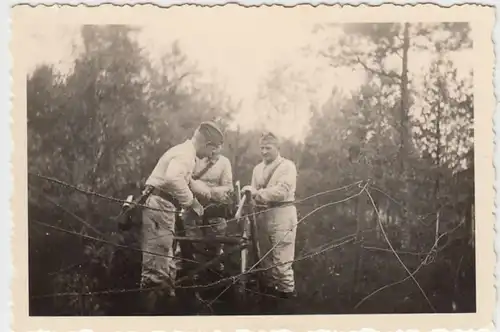 (F1078) Orig. Foto Wehrmacht-Soldaten, Bau eines Sperrzaunes, 1940er