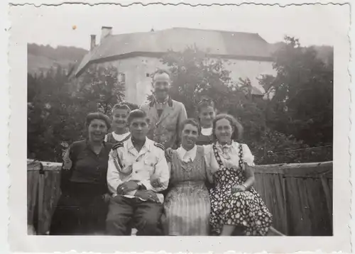 (F10728) Orig. Foto deutscher Soldat u. Zivilisten, Gruppenbild im Freien 1940er