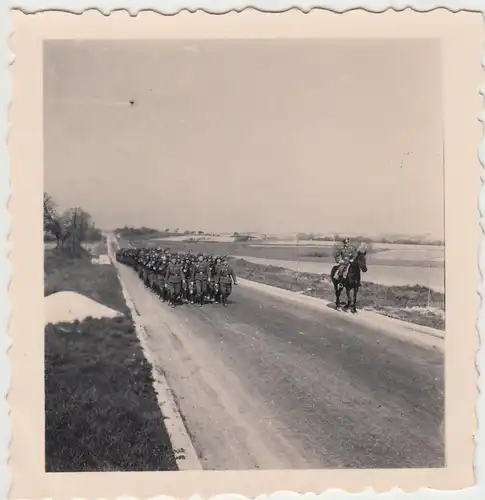 (F10717) Orig. Foto deutsche Soldaten marschieren auf einer Straße 1940er