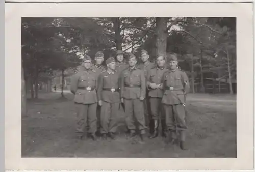 (F10711) Orig. Foto deutsche Soldaten an der Ostfront 1942, Gruppenbild im Wald