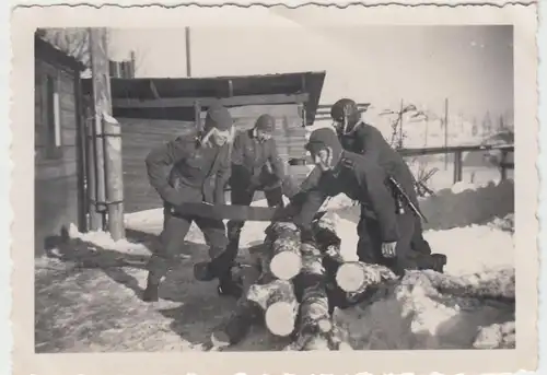 (F10707) Orig. Foto deutsche Soldaten sägen Baumstämme, Winter 1940er