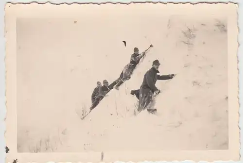 (F10697) Orig. Foto deutsche Soldaten im Winter, am Hang 1940er