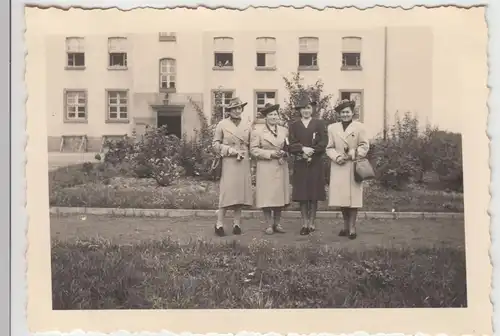 (F10663) Orig. Foto Frauen mit Mantel und Hut vor einem Gebäude 1940er