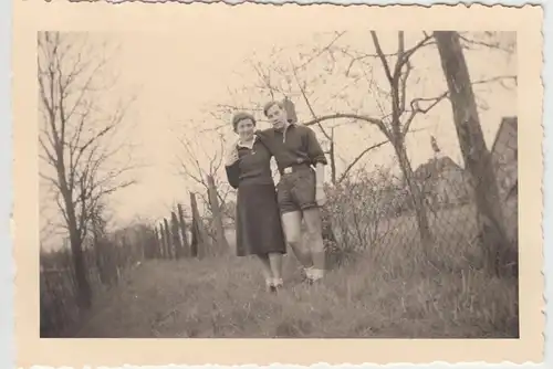 (F10552) Orig. Foto Lychen, junges Paar Peter (Frau) und Bobby am Maschendrahtza