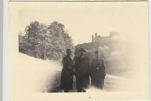 (F1049) Orig. Foto Angeh. d. Wehrmacht m. Herr in Zivil, 1940er