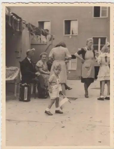 (F10200) Orig. Foto Feier im Hinterhof, kleiner Junge mit Fähnchen 1933-45