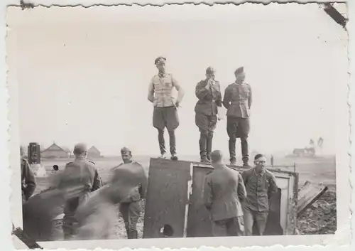 (F10107) Orig. Foto deutsche Soldaten im Felde, stehen auf Schrank o.ä. 1930/40e