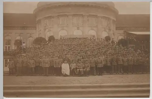 (83012) Foto AK 1.WK Soldaten, große Gruppe vor Gebäude, 1914-18