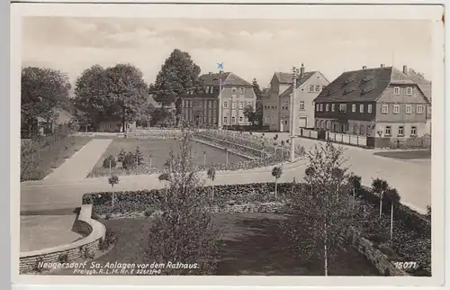 (39793) Foto AK Neugersdorf, Anlagen vor dem Rathaus 1930/40er