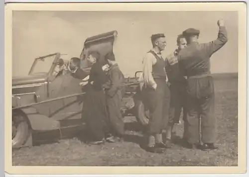 (19719) Foto AK Männer mit Automobil u. Antenne auf Wiese, vor 1945