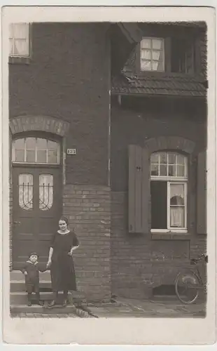 (81198) orig. Foto Frau mit kleinem Jungen vor Wohnhaus, vor 1945