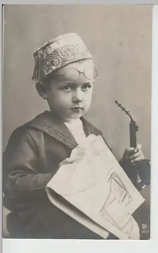 (69651) orig. Foto Junge mit Pfeife und Schriftstück 1908
