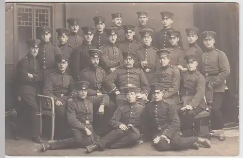 (51596) Foto AK Soldaten 1.WK Gruppenfoto in Stube, Fotograf Tübingen