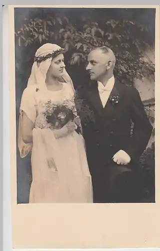 (19726) Foto AK Hochzeitspaar mit Brautkranz und Zylinder, vor 1945