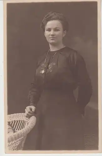 (81193) orig. Foto junge Frau mit Medaillon, Fotograf Schleswig, vor 1945