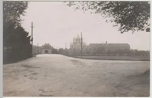 (77811) Foto AK Kirche, Torhaus, Ort unbekannt, Kloster?, vor 1945