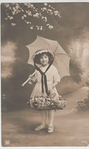 (75753) Foto AK kleines Mädchen m. Schirm u. Blumenkorb, Feldpost 1916