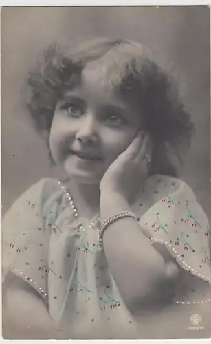 (26453) Foto AK Mädchen mit Locken, Armband und Ring 1909