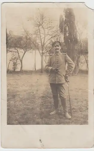 (22103) Foto AK Militaria, Soldat mit Säbel, Feldpost 1915