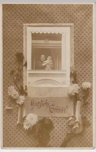 (9730) Foto AK Herzliche Grüße, Mutter mit Baby am Fenster, vor 1945