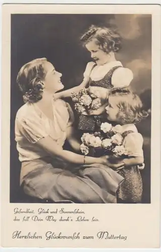 (9226) Foto AK Muttertag, Mutter, Töchter, Blumen, vor 1945