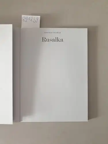 Hanus, Tomas, Jaroslav Kvapil und Francoise Pétrovitch: Antonin Dvorak : Rusalka : Lyrisches Märchen in drei Akten (1901):  Programheft der Bayerischen Staatsoper 2010 
 mit erläuternden Texten und Probenfotos : Premiere am 23.10.2010. 