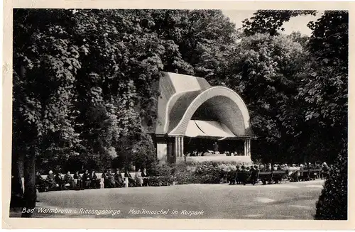 [Ansichtskarte] Bad Warmbrunn i. Riesengebirge Musikmuschel im Kurpark, gelaufen mit Text und Briefmarke auf der Rückseite - siehe Scan. 