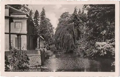 [Echtfotokarte schwarz/weiß] Sagan am Bober, Im Schlosspark, Karpfenteich mit Ludwigsgarten ,ungelaufen - siehe Scan. 