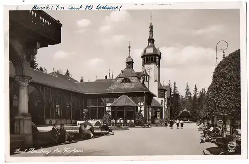 [Echtfotokarte schwarz/weiß] Bad Flinsberg Am Kurhaus , auf der Rückseite: Kurpromenade mit dem Kurhaus, gelaufen mit Text und gestempelter Briefmarke auf der Rückseite - siehe Scan. 