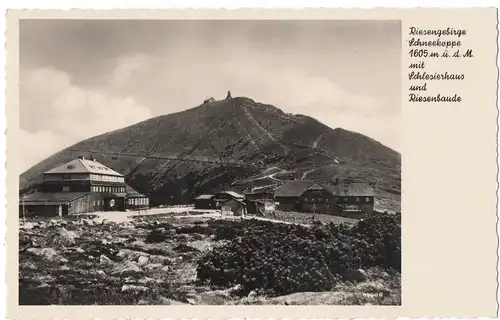 [Ansichtskarte] Riesengebirge Schneekoppe, 1605 m. ü. d. M. mit Schlesierhaus und Riesenbaude, gelaufen mit Text und gestempelter Briefmarke auf der Rückseite - siehe Scan. 