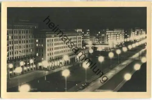 Berlin - Stalinallee - Nacht - Foto-Ansichtskarte - VEB Volkskunst Reichenbach 50er Jahre