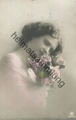 Junge Frau mit einem Rosenstrauss - Verlag RPH Rotophot Berlin 1887/88 - koloriert gel. 1910