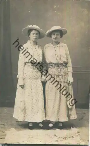 Zwei junge Damen - Foto-Ansichtskarte - Foto-Atelier J. Müller Wien XVII (Häuserl am Rain)