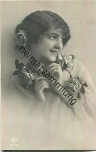 Junge Frau mit Blumen - Verlag Amag 61474/1