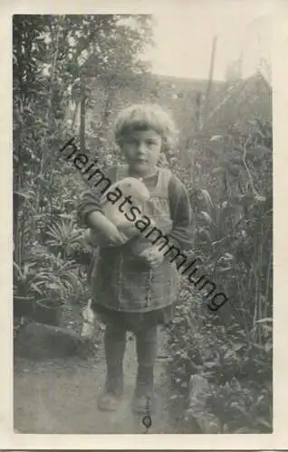 kleines Mädchen mit dem Osterhasen 1930 - Foto-AK