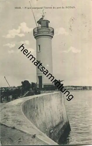 Royan - Phare marquant l'entree du port