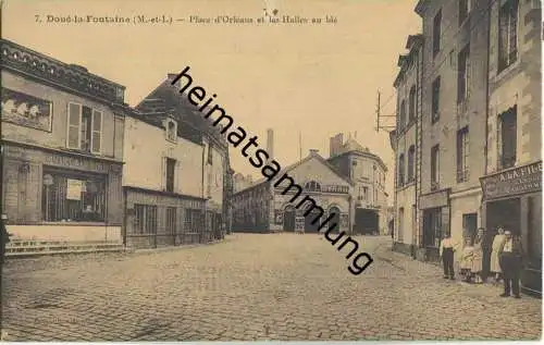 Maine-et-Loire - Doue-la-Fontaine - Place d'Orleans et les Halles au ble