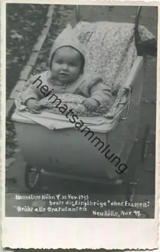 Einjährige im Kinderwagen in Berlin Neukölln 1944 - Foto-Ansichtskarte