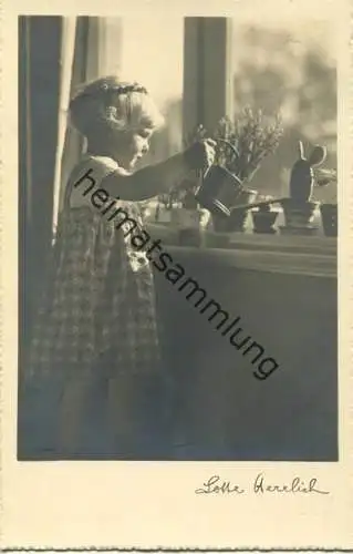 Mädchen - Blumen Gießkanne - Foto-AK - Lotte Herrlich - Verlag Waldemar Heldt Hamburg gel. 1933